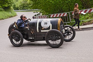 Passo della Futa (Fi) İtalya Rallisi'nde Mille Miglia 2013, ünlü İtalyan tarihi Formula (1927-1957) 18 Mayıs 2013 tarihinde eski bir yarış araba Bugatti T 13 Brescia (1921) çalışır 