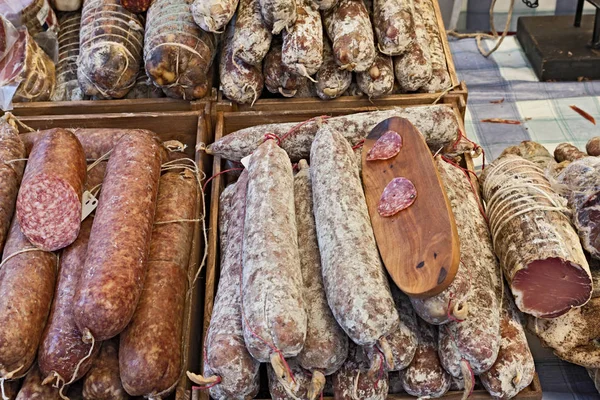 イタリア料理 職人のサラミと豚肉の首の塩漬けスパイスとコショウで味付け — ストック写真