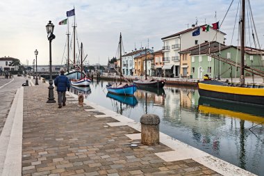 Bir Cesenatico, İtalya, eski balıkçı Yelkenli tekneler kanalda görüntülendiği sahil kasabası dock