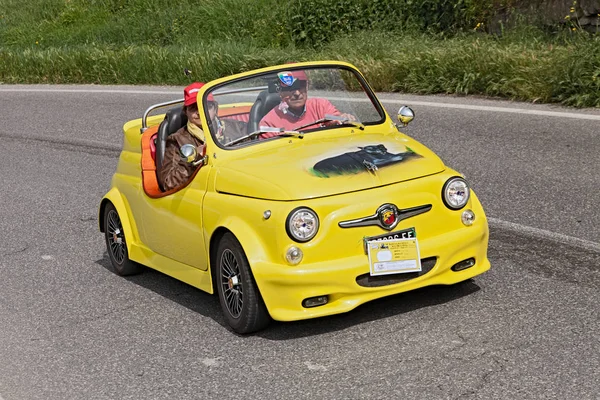 Une Voiture Vintage Jaune Accordée Fiat 500 Abarth Roadster Course — Photo