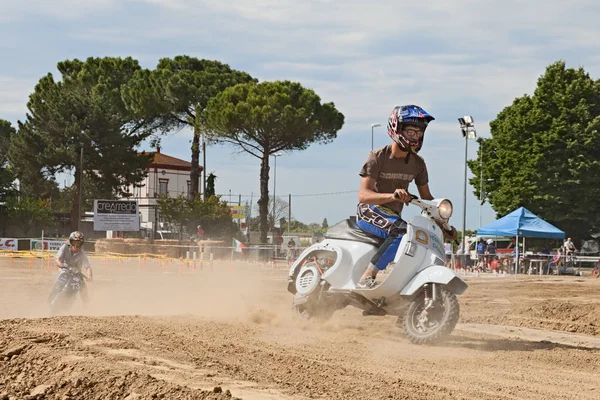 Vespa Cross Driver Runs Fast Motocross Track Leaving Trail Dust — Stock Photo, Image