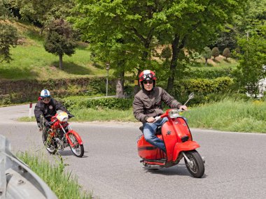vintage bir İtalyan scooter Lambretta ve eski bir spor sürme bisikletçileri Motom motosiklet mitingde 
