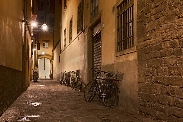 フィレンツェ トスカーナ イタリア 自転車とイタリアの古い路地に古代の狭い通りの夜景 — ストック写真