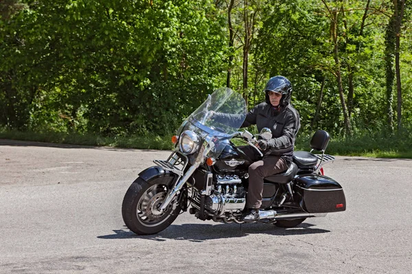 Motociclista Montando Uma Motocicleta Grande Motor Seis Cilindros Honda Gl1500C — Fotografia de Stock