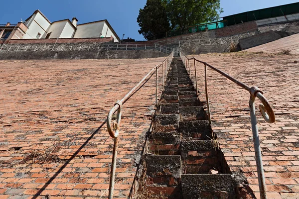 Escalier Très Raide Montée Dangereuse Sur Haut Mur Briques Inclinées — Photo