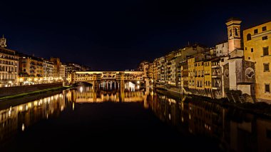 Floransa manzara; gece görünümünü İtalyan Simgesel Yapı Ponte Vecchio, ünlü bir ortaçağ köprü Arno Nehri üzerinde