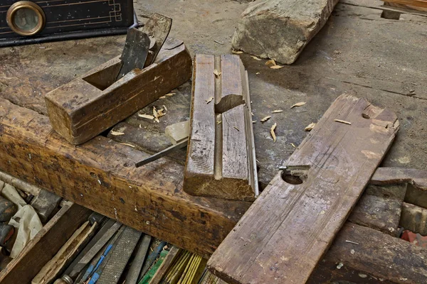 Conjunto Plainas Velhas Banco Carpinteiro Antigas Ferramentas Carpintaria Para Trabalhar — Fotografia de Stock