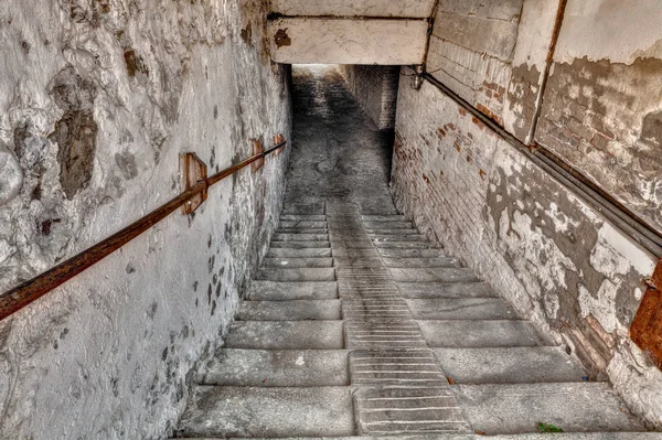 Ступени Вниз Подземному Переходу Спуск Лестницей Узкую Темную Галерею Старом — стоковое фото