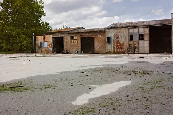 Verlaten Concrete Binnenplaats Met Verlaten Loodsen Verval Van Een Oude — Stockfoto