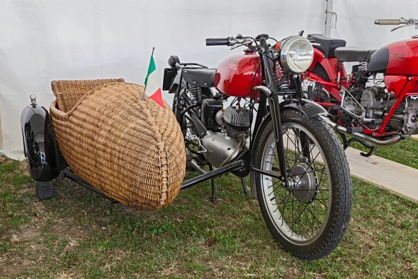 老式摩托车摩托辛约格 莫里尼 1952 与柳条车在老式摩托车秀 Motoclub Bradipi 在节日 Tutta 在2013年7月7日在 Fognano — 图库照片