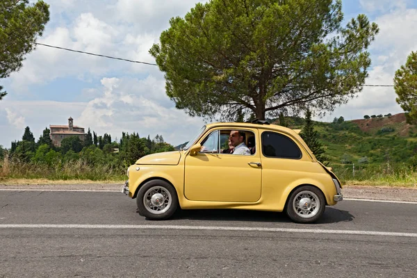 Carro Sintonizado Vintage Fiat 500 Corre Nas Colinas Italianas Durante — Fotografia de Stock