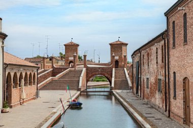 Antik Köprüsü Trepponti, ünlü bir beş yönlü bridge uygulamasında Comacchio, Ferrara, İtalya
