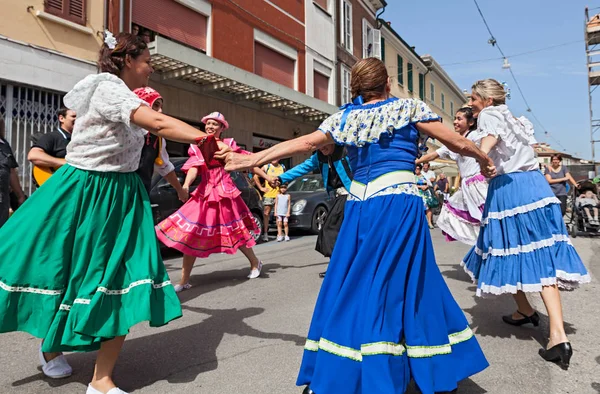 Conjunto Raices Nuevas Alcázar Misiones Argentina Traje Tradicional Realiza Bailes —  Fotos de Stock