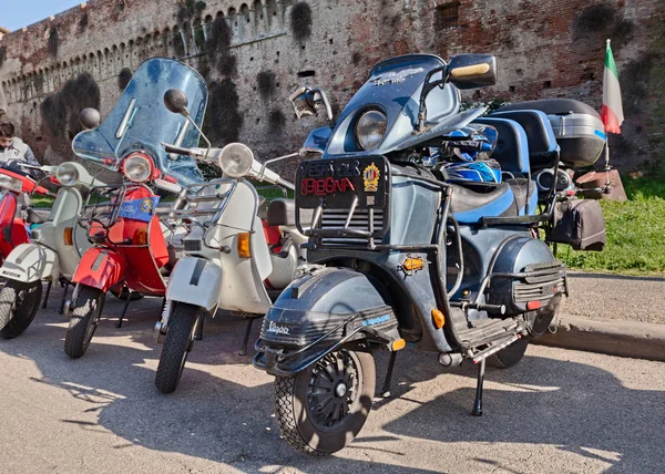 イタリアのスクーターのベスパが装備旅行用品やオートバイ ラリー フィオーレ ベスパ でプロテクター 2013 日にイモラ イタリア — ストック写真
