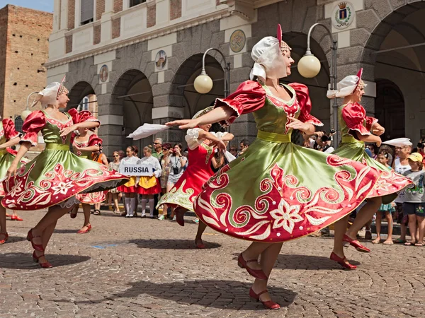 Együttes Metelitsa Novosibirsk Oroszország Néptánc Végzi Nemzetközi Folklór Fesztivál Russi — Stock Fotó