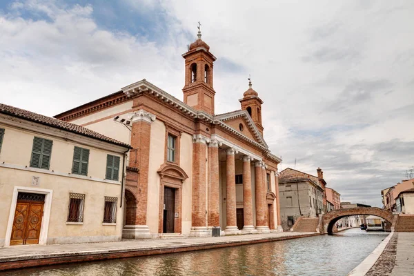 Katolický Kostel San Camillo Poblíž Kanálu Starožitný Obloukový Most Comacchio — Stock fotografie