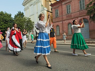 4 Ağustos 2013 yılında Russi, Ra, İtalya üzerinde Uluslararası Halk Festivali sırasında popüler dans halk topluluğu Raices Nuevas sokak geçit El Alcazar, Misiones, Arjantin - dansçılar geleneksel elbise üzerinden gerçekleştirir