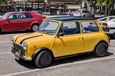 bir sarı eski model araba Mini Cooper 1300 mitingde 