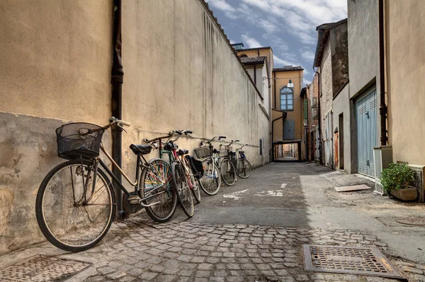 Strada Stretta Italiana Nel Decadente Centro Storico Biciclette Vicolo Buio — Foto Stock