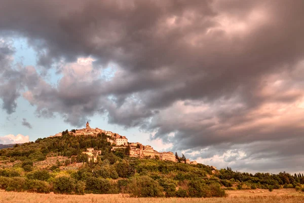 Dramatik Bir Bulutlu Gökyüzü Altında Trevi Umbria Talya Tepe Üzerinde — Stok fotoğraf