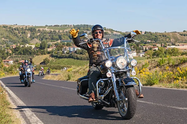 Conductor Feliz Lidera Grupo Motociclistas Montando Harley Davidson Rally Motocicletas — Foto de Stock