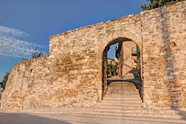 Küçük Kasaba Montefalco Umbtia Talya Dar Bir Sokak Medieval Surlarla — Stok fotoğraf