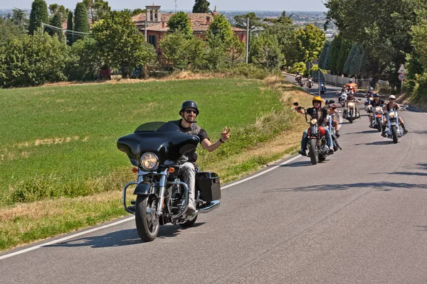 Gruppo Motociclisti Che Guidano Moto Americane Harley Davidson Nel Raduno — Foto Stock