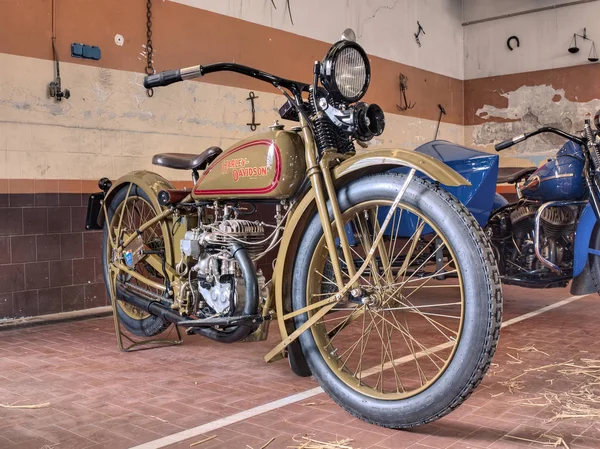 古い復元 Motorbikee ハーレーダビッドソン 350 モデル シングル 1926 で公開されている Agriolo 祭展示の古いバイクと農業機械 — ストック写真