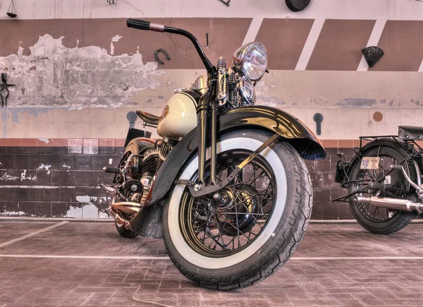 旧修复摩托车哈雷 1941 暴露在 Agriolo 节日展出的旧摩托车和农业机械 在2012年4月15日在 Riolo 意大利 — 图库照片