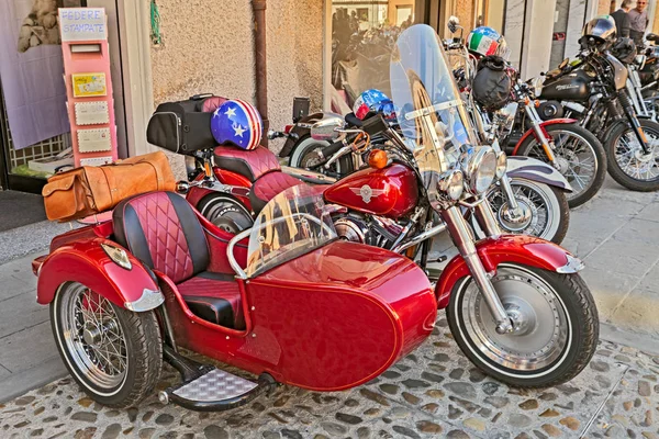 Czerwony Amerykański Motocykl Harley Davidson Przyczepką Debiucie Sangiovese Tour Rozdziale — Zdjęcie stockowe