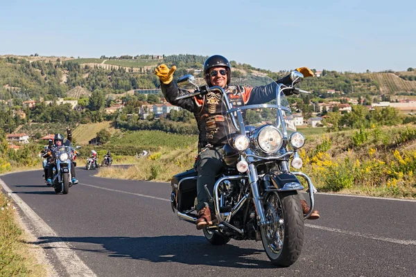 Motorista Feliz Lidera Grupo Motociclistas Montando Harley Davidson Rali Motocicleta — Fotografia de Stock