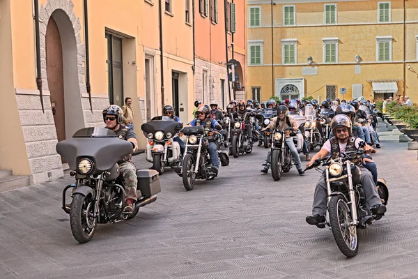 Csoport Motorosok Lovaglás Amerikai Motorkerékpár Harley Davidson Motorkerékpár Rally Sangiovese — Stock Fotó