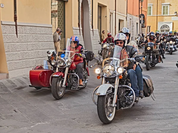 Csoport Motorosok Lovaglás Amerikai Motorkerékpár Oldalkocsi Harley Davidson Motorkerékpár Rally — Stock Fotó