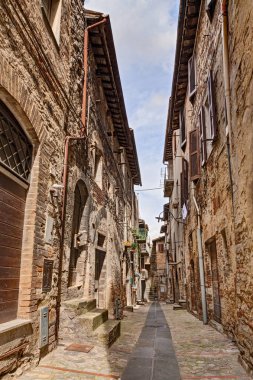 Eski İtalyan şehir Todi, Umbria, İtalya pitoresk antika dar sokakta