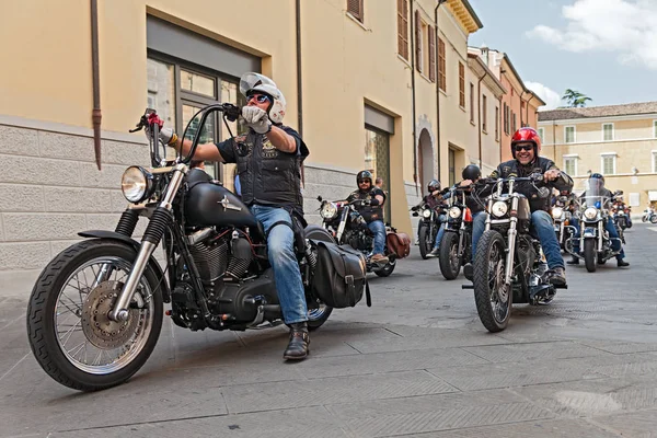 Grupo Ciclistas Montando Motocicletas Americanas Harley Davidson Rally Motocicletas Sangiovese — Foto de Stock