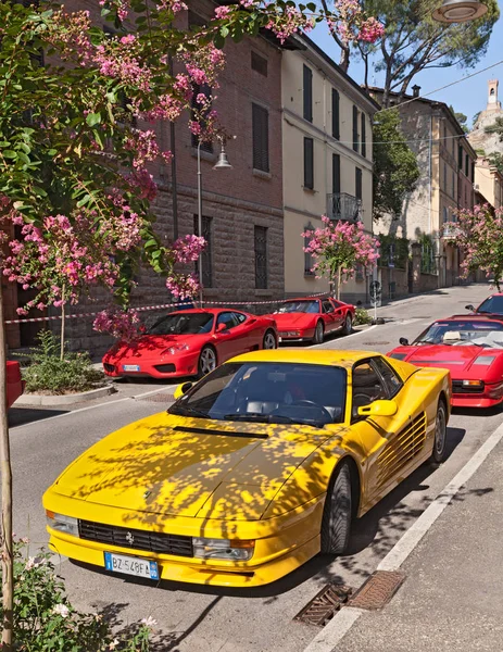 Κίτρινο Σπορ Αυτοκίνητο Ferrari Testarossa Σταθμεύουν Κατά Διάρκεια Του Ράλι — Φωτογραφία Αρχείου