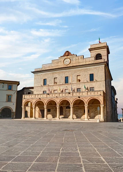 位于意大利翁布里亚的中世纪宫殿蒙特法罗广场的市政厅 — 图库照片