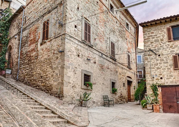 絵のような古代コーナー 狭い路地 グアルド カッタネーオ ウンブリア州 イタリア中世の町で — ストック写真