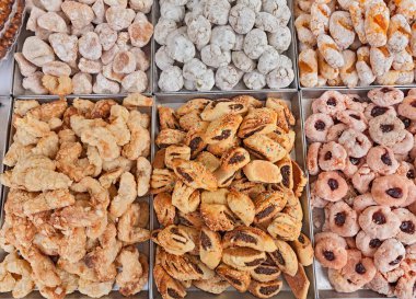 tipik Fransız çerezler - ürün yelpazesine bir pastane sergilenen geleneksel bisküvi