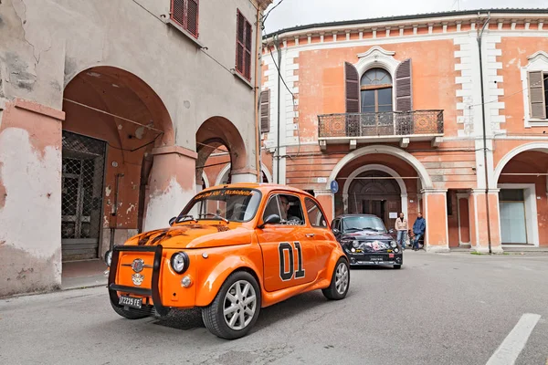 Sintonizado Carro Antigo Fiat 500 Corre Longo Cidade Durante Rali — Fotografia de Stock