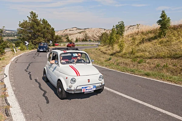 Fahrer Und Passagiere Eines Oldtimer Kleinwagens Fiat 500 Bei Der — Stockfoto