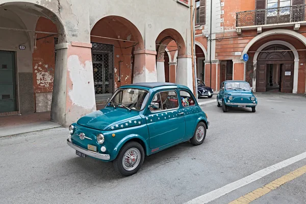 Rocznika Samochodu Fiat 500 Biegnie Wzdłuż Miasta Podczas Rajdu Spotkanie — Zdjęcie stockowe