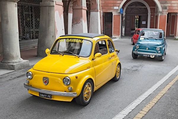Carro Vintage Amarelo Fiat 500 Abarth Corre Longo Cidade Durante — Fotografia de Stock