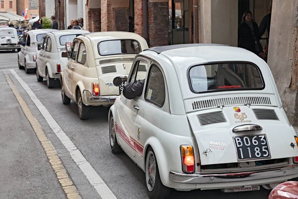 Linia Zabytkowych Samochodów Mały Fiat 500 Rajd Spotkanie Fiat 500 — Zdjęcie stockowe