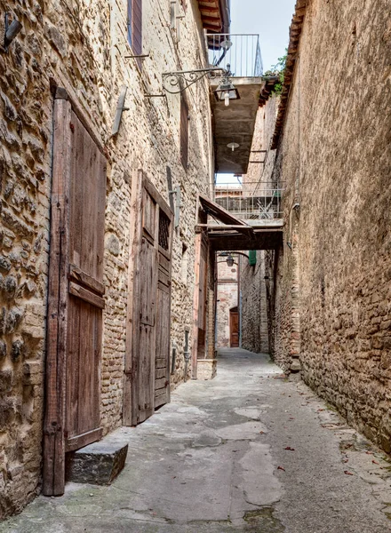 イタリアの古い路地 ウンブリア州 イタリアの旧市街の狭い通りの古代 — ストック写真