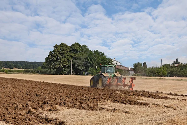 Agricultor Arar Campo Com Trator Arado — Fotografia de Stock