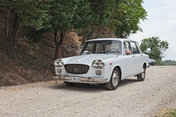 Vintage Αυτοκίνητο Lancia Flavia Τρέχει Έναν Χωματόδρομο Στην Ιταλική Λόφους — Φωτογραφία Αρχείου