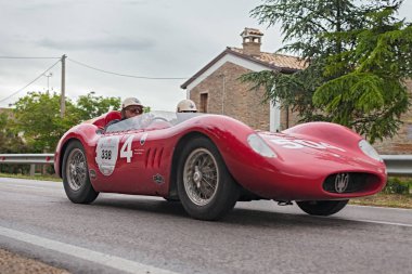 Vintage yarış otomobili Maserati Maserati 200 sı (1957) miting Mille Miglia 2013, ünlü İtalyan tarihi yarış (1927-1957) 17 Mayıs 2013 tarihinde Ravenna, İtalya