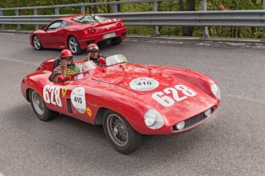 Mille Miglia 2013, ünlü İtalyan tarihi yarış (1927-1957) üzerinde 18 Mayıs 2013 Passo della Futa (Fi) İtalya Rallisi'nde Vintage yarış otomobili Ferrari 500 Mondial (1955)