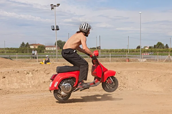 Cruz Vespa Motorista Faz Salto Pista Motocross Montando Uma Scooter — Fotografia de Stock